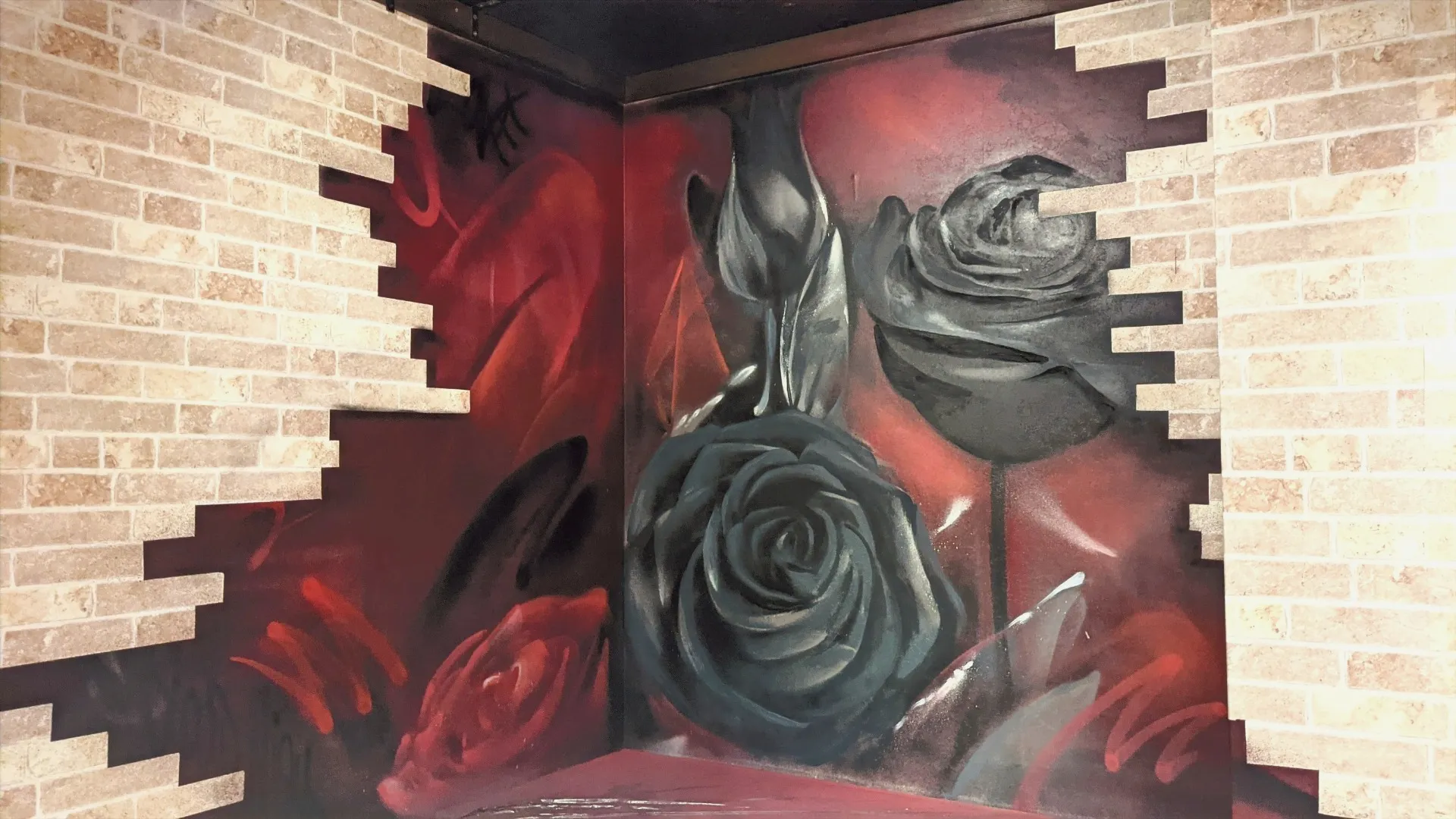 夜の会話が、自然と弾みはじめるバーの壁|兵庫県