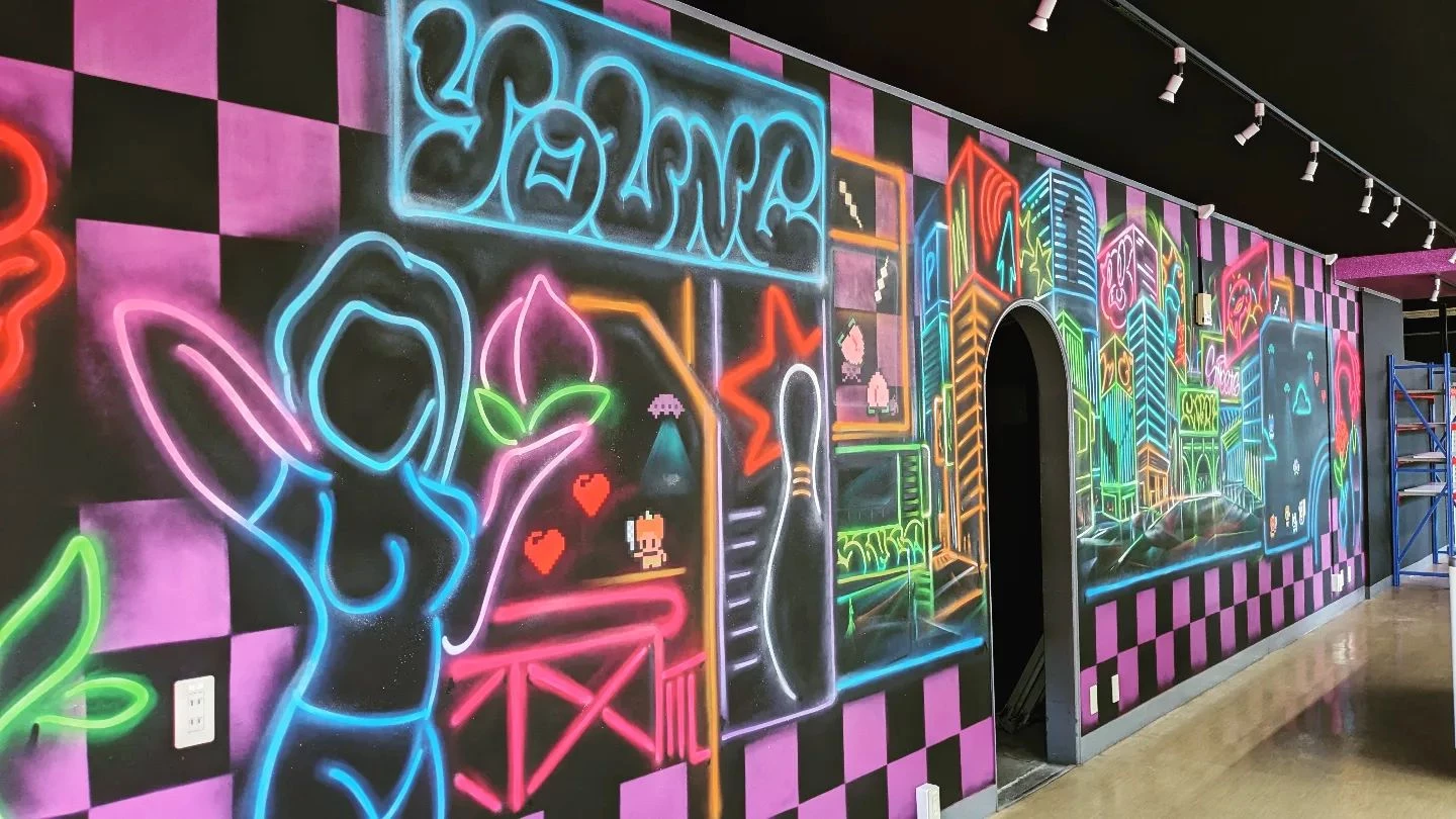 岡山県倉敷市にてネオンカラーを使ったウォールアートを制作しま...