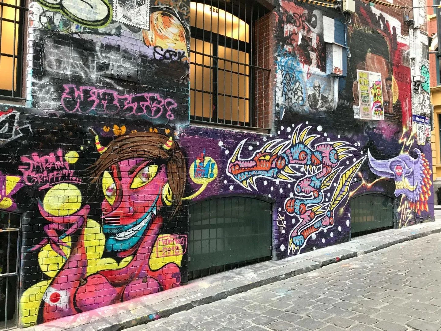 初めてウォールアートを海外アーティストと一緒に描いた時の絵で...