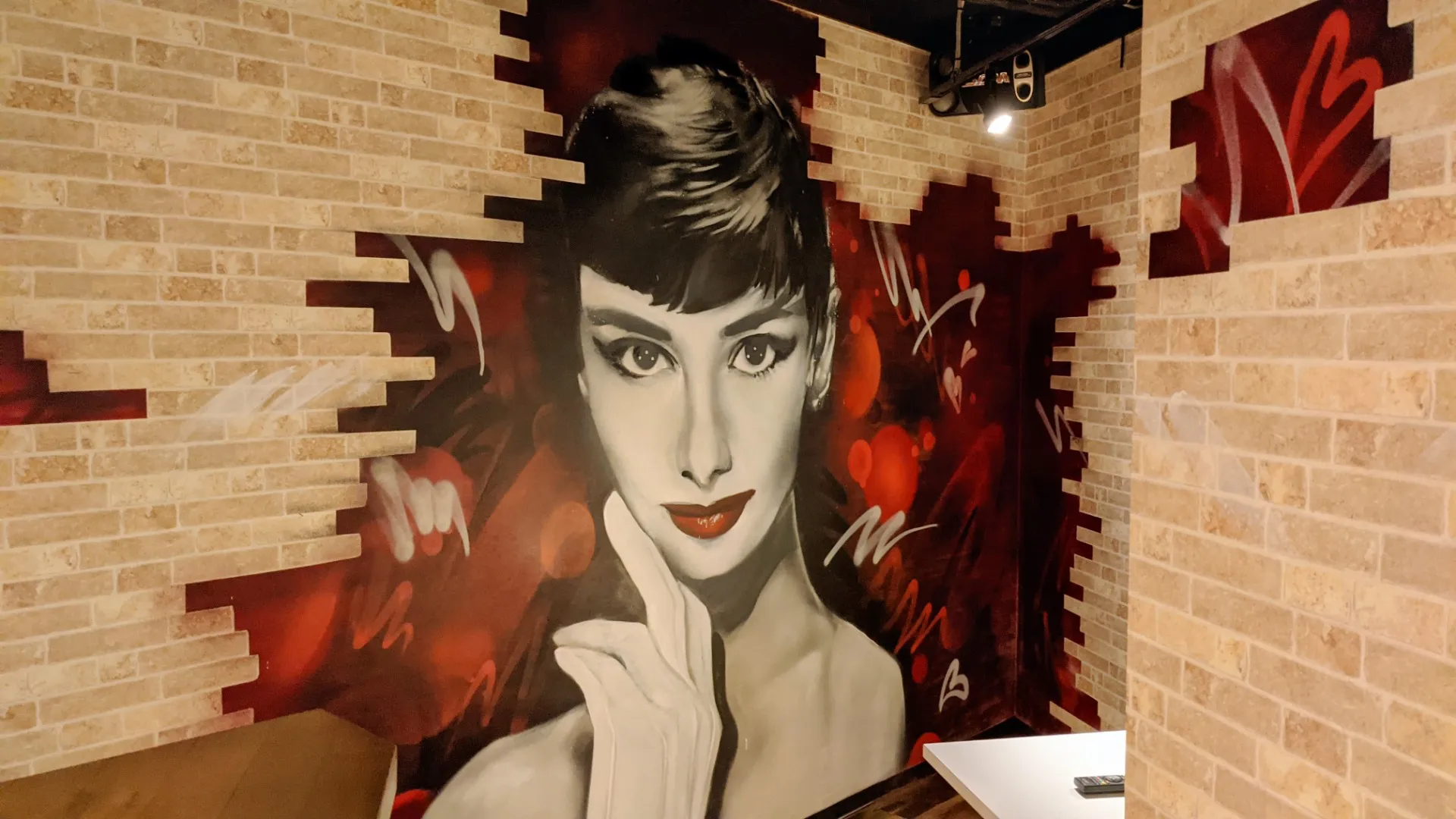 夜の会話が、自然と弾みはじめるバーの壁｜兵庫県