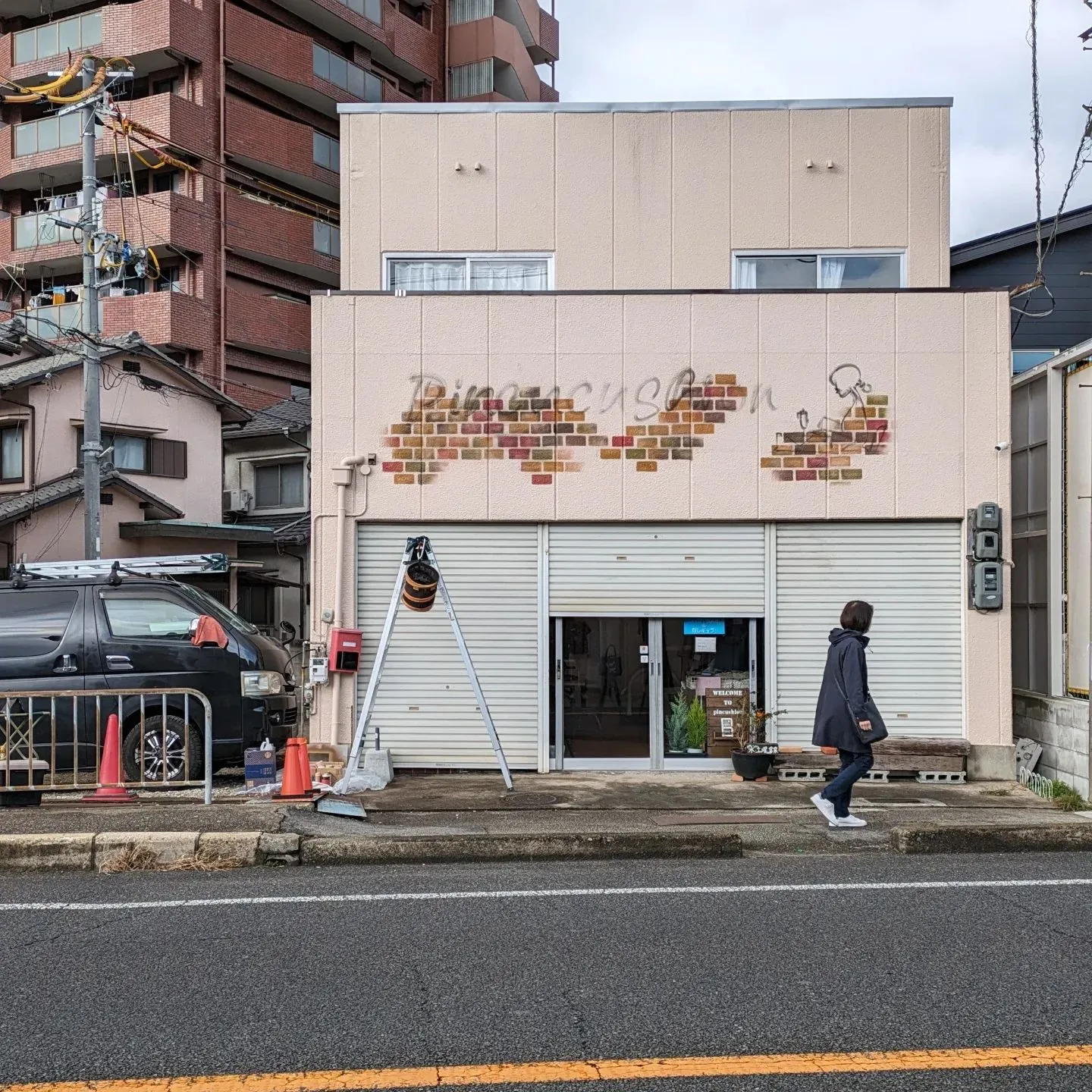 洋裁屋さんのレンガ風スプレーアート