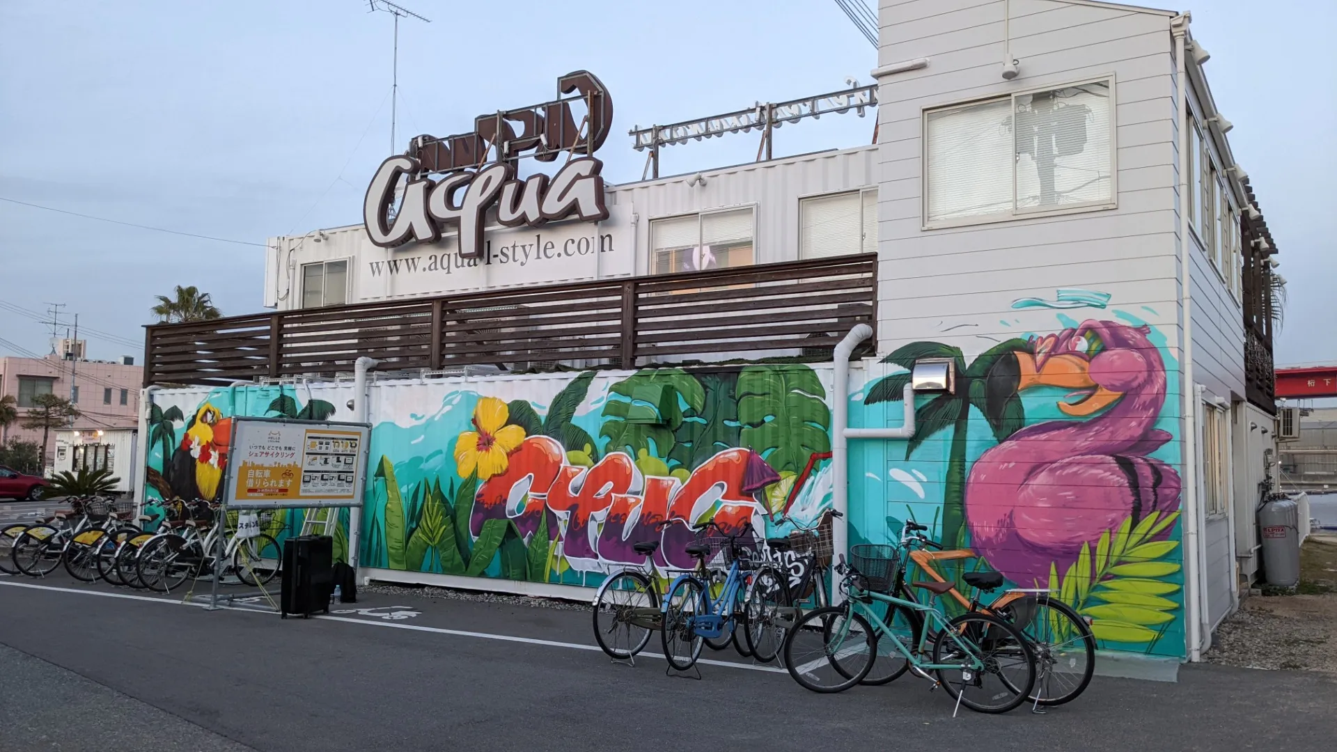 夏の空気を、外壁から感じるレストラン|兵庫県