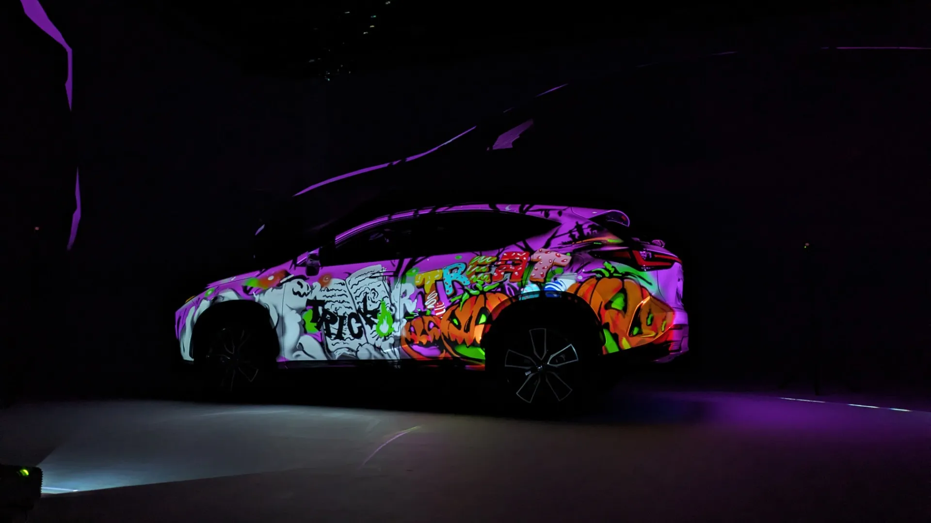 無機質なディスプレイに、遊び心が宿った夜｜東京都