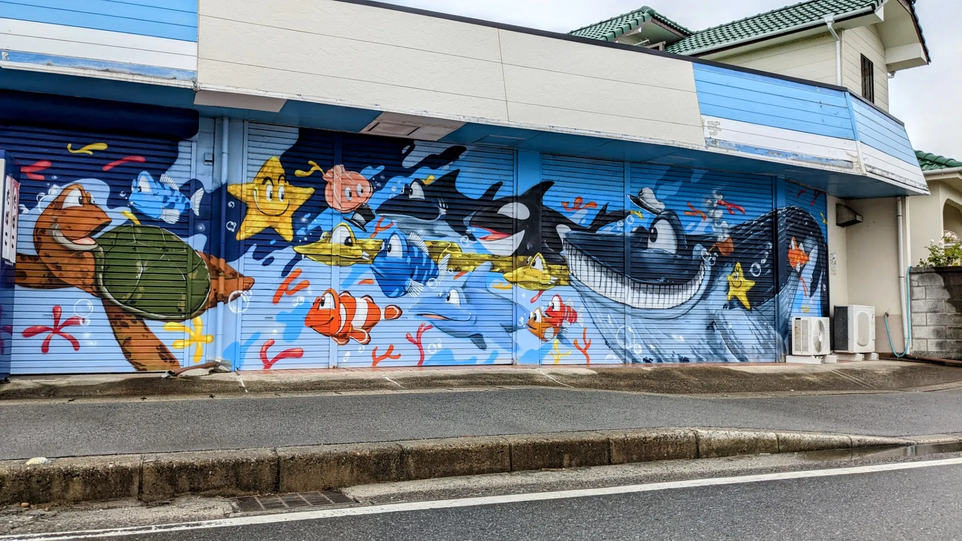海が流れ込む商店街のシャッター｜福岡県