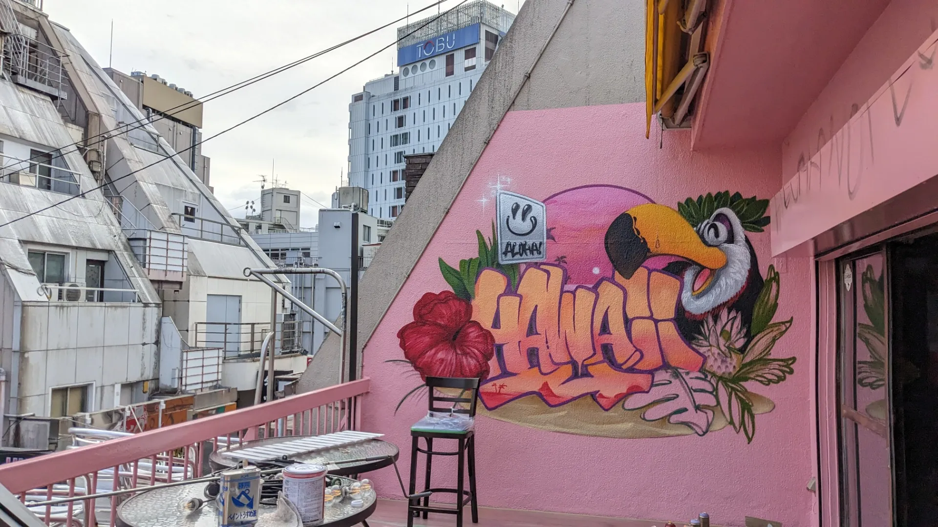 夜の空気が、テラスに流れ出す壁｜東京都