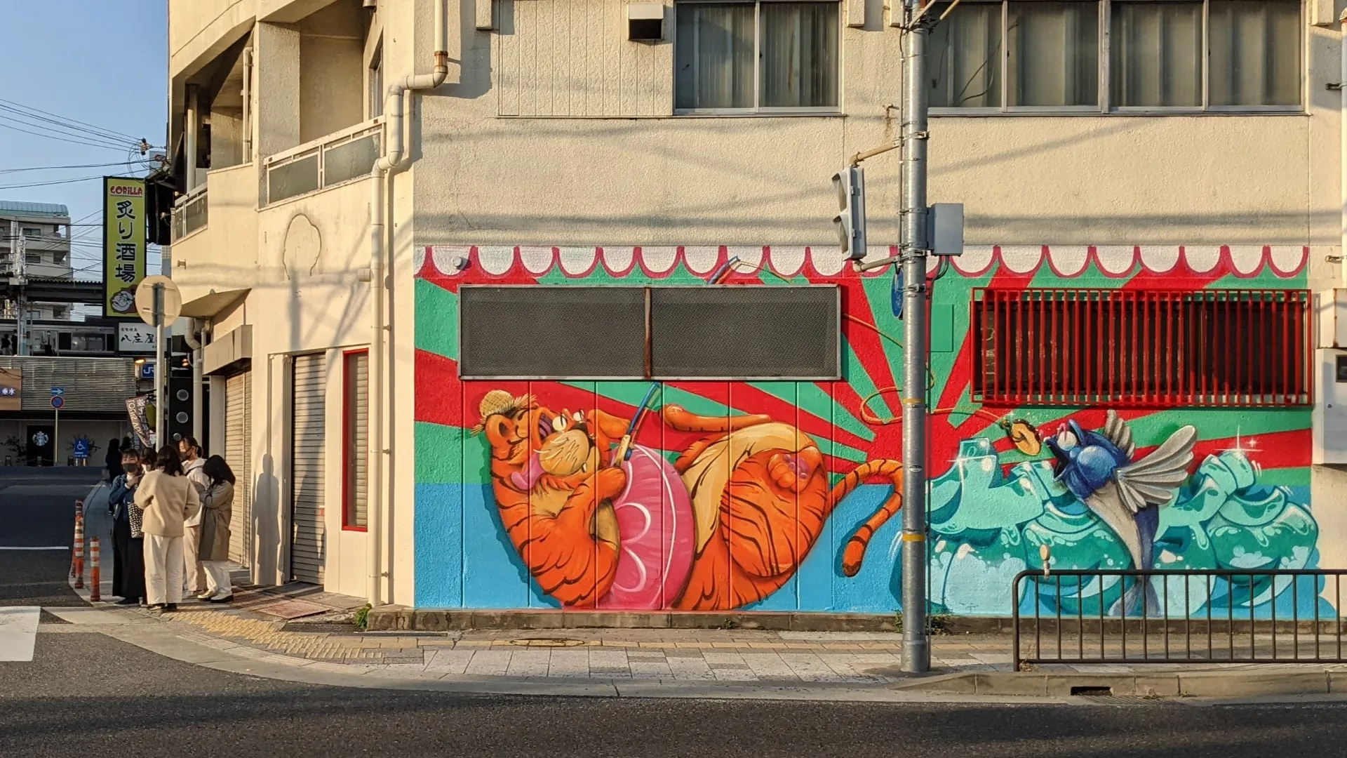 海の気配が、店先まで届いた外壁｜兵庫県
