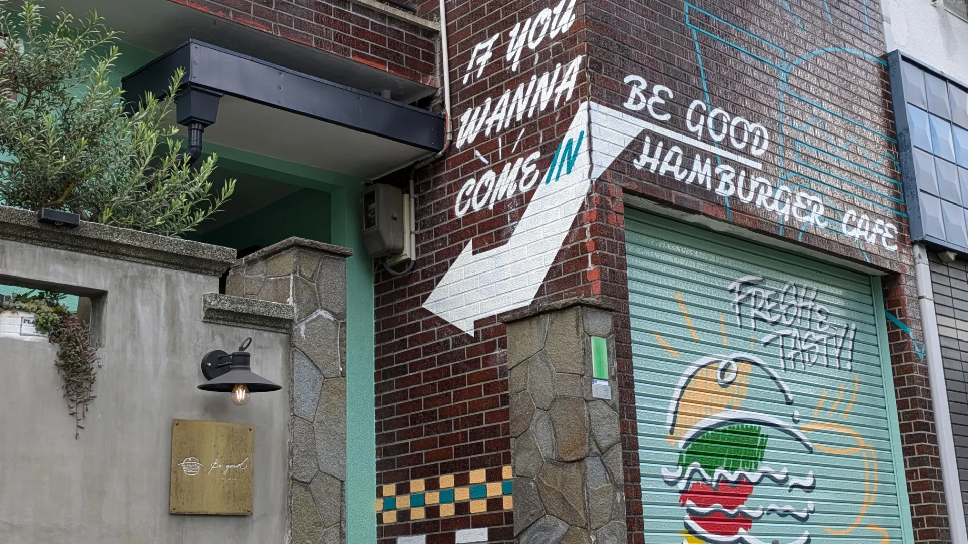 通り過ぎていた道、足が止まるようになったシャッター|兵庫県