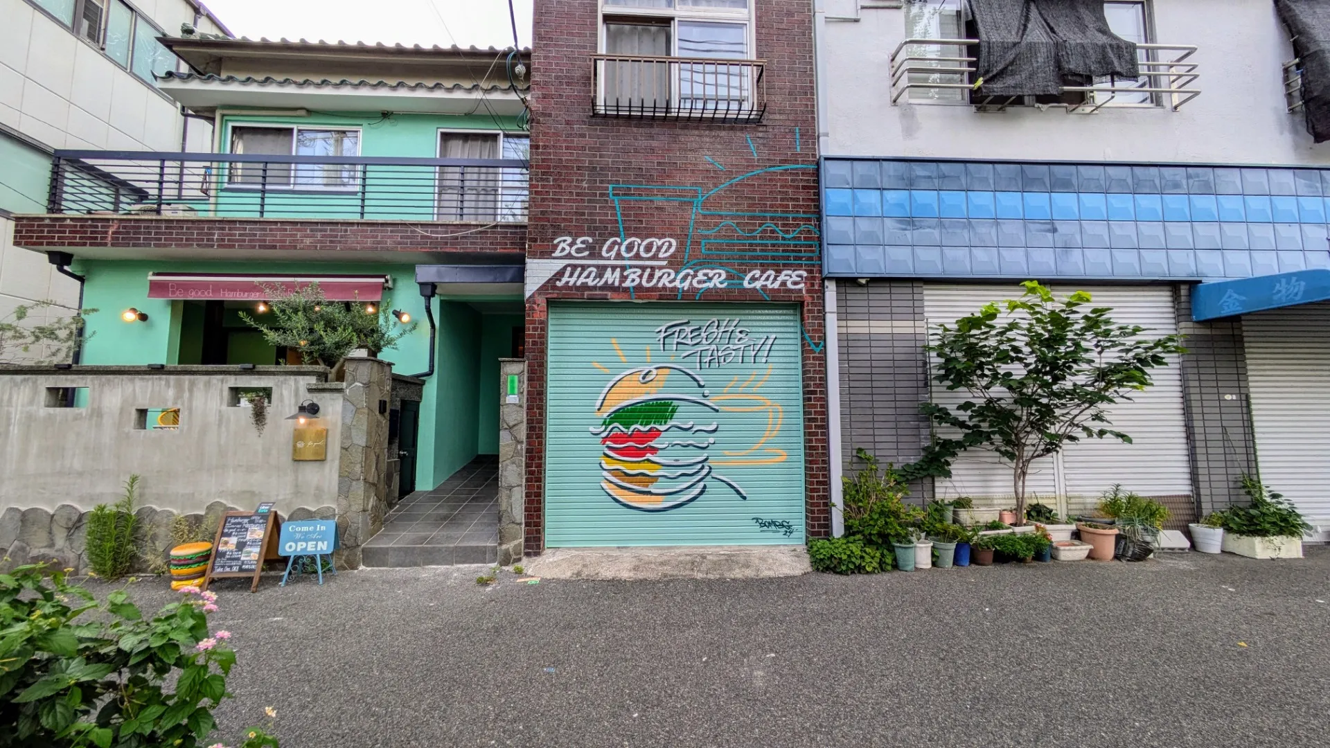 通り過ぎていた道、足が止まるようになったシャッター｜兵庫県