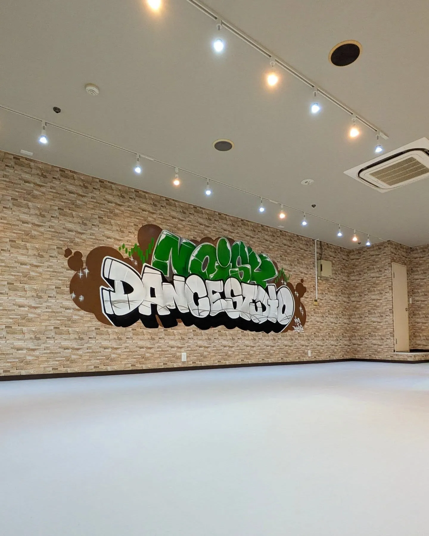 尼崎にてグラフィティ制作🎨文字で魅せる空間に