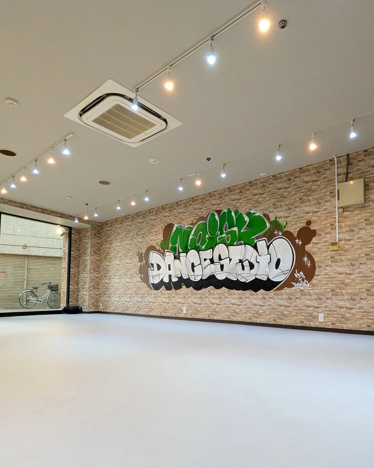 尼崎にてグラフィティ制作🎨文字で魅せる空間に