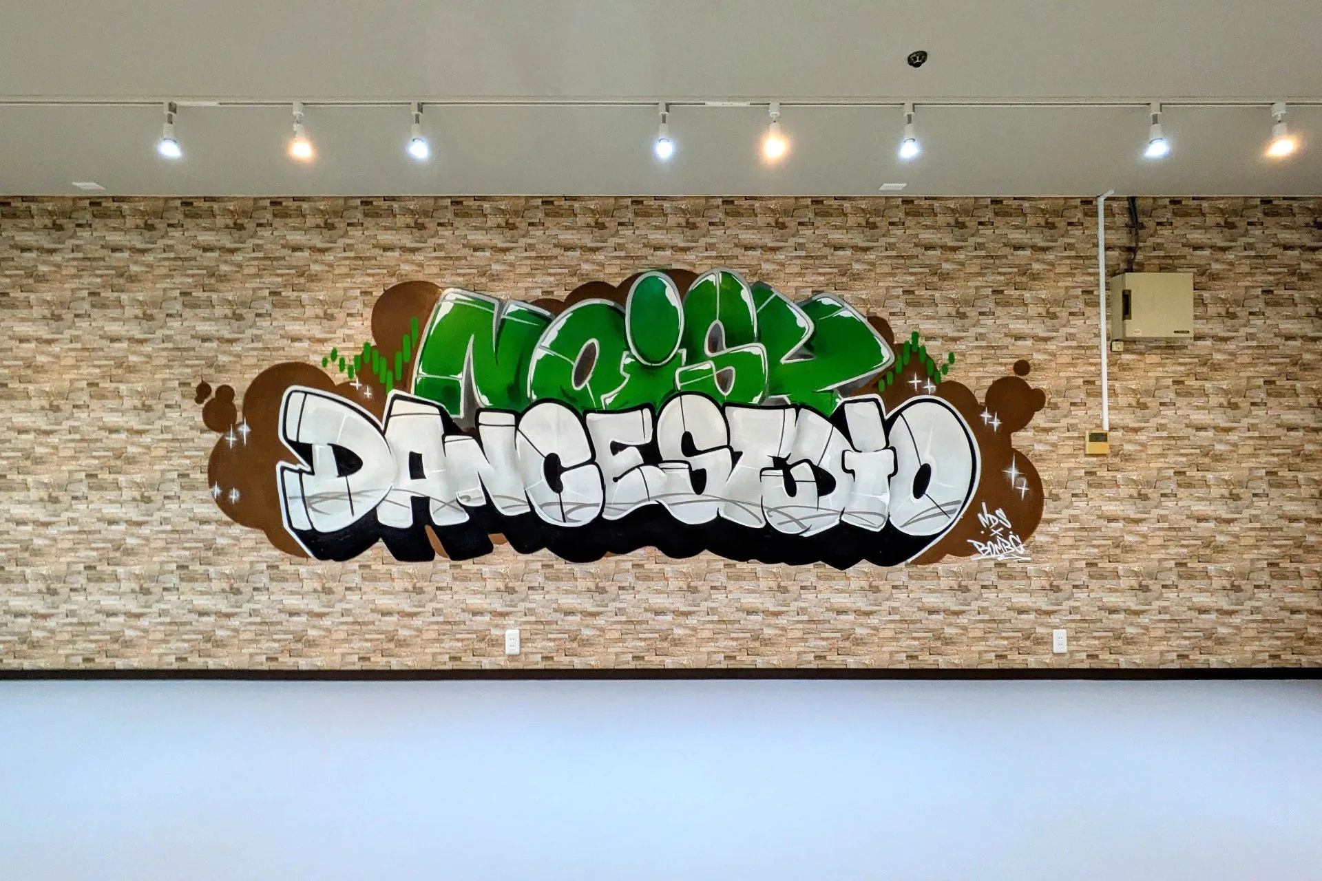 踊る前から、気持ちが切り替わるスタジオの壁｜兵庫県