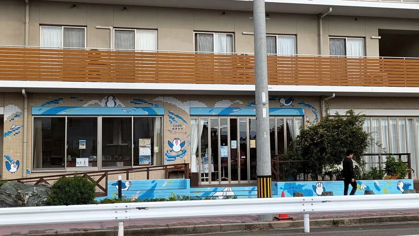 手描きのアートでカフェの外観がここまで変わりました。