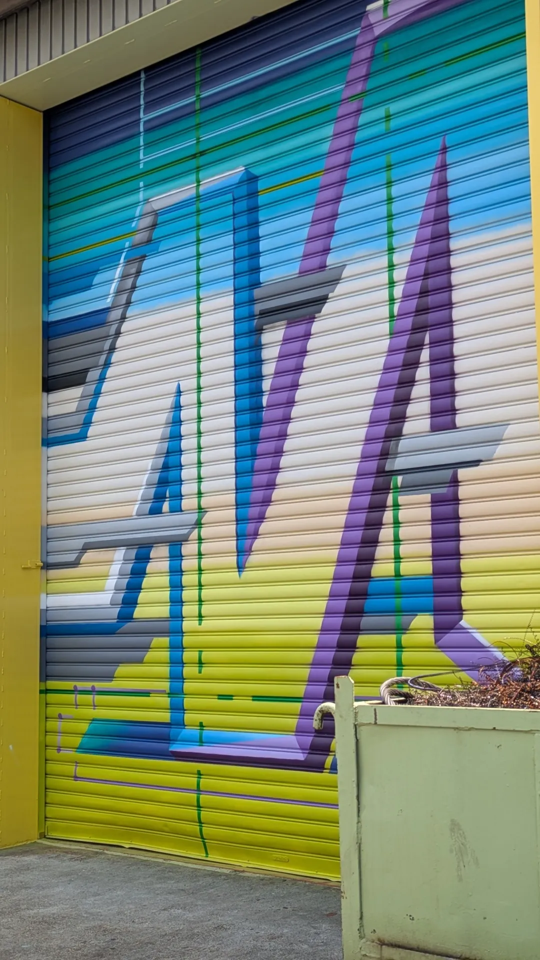 働く風景が、外に出た工場のシャッター|兵庫県