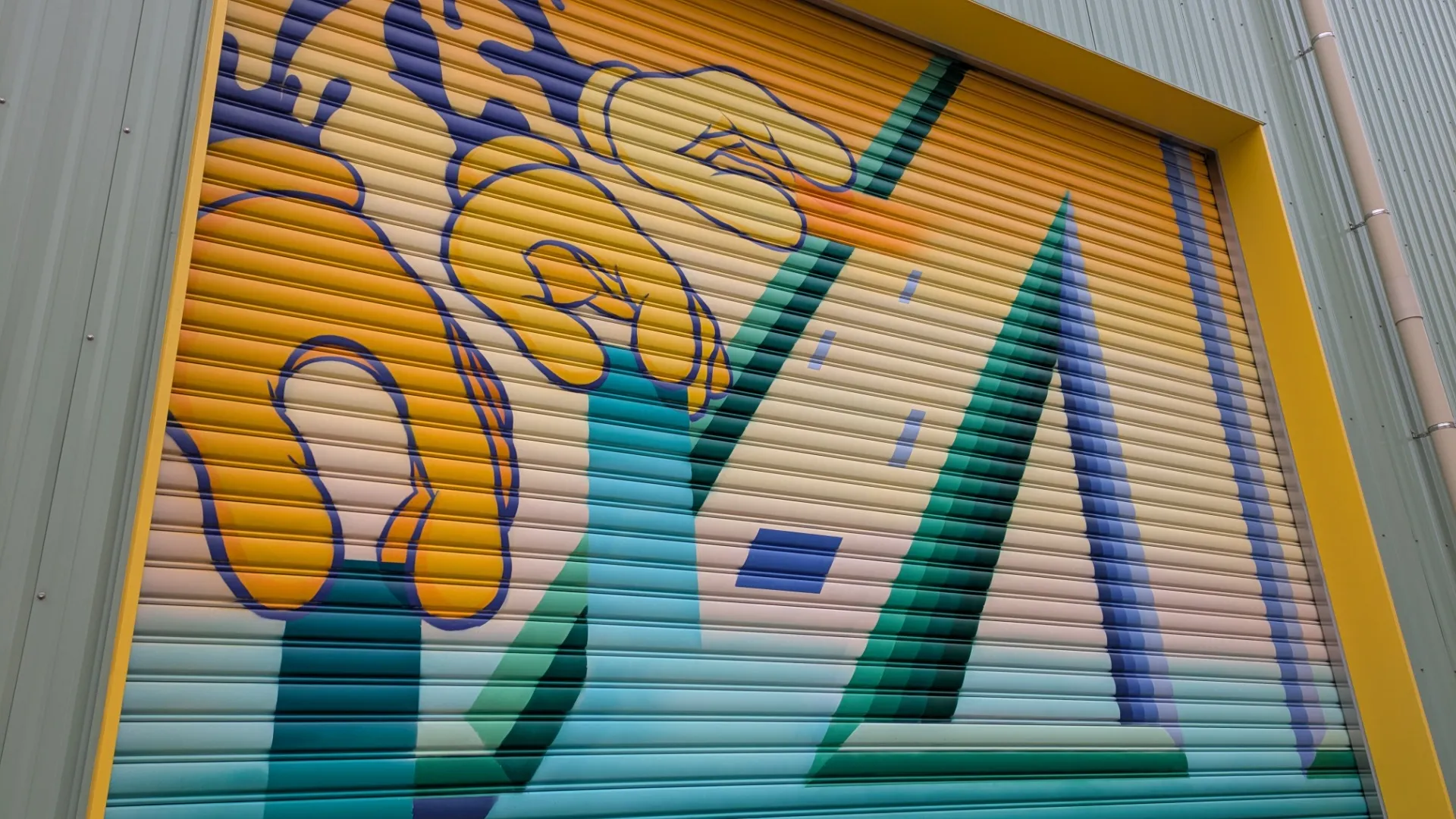 ものづくりの手触りが伝わる工場のシャッター｜兵庫県